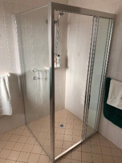 Corner-fully-framed-sliding-facing-right-door-shower-screen
